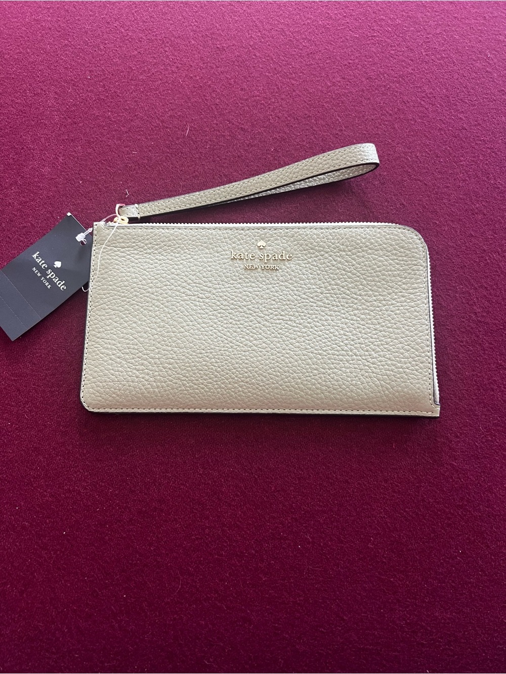 NWT Kate Spade Lucy Pebbled Leather Medium L-Zip Wristlet  Olive Green